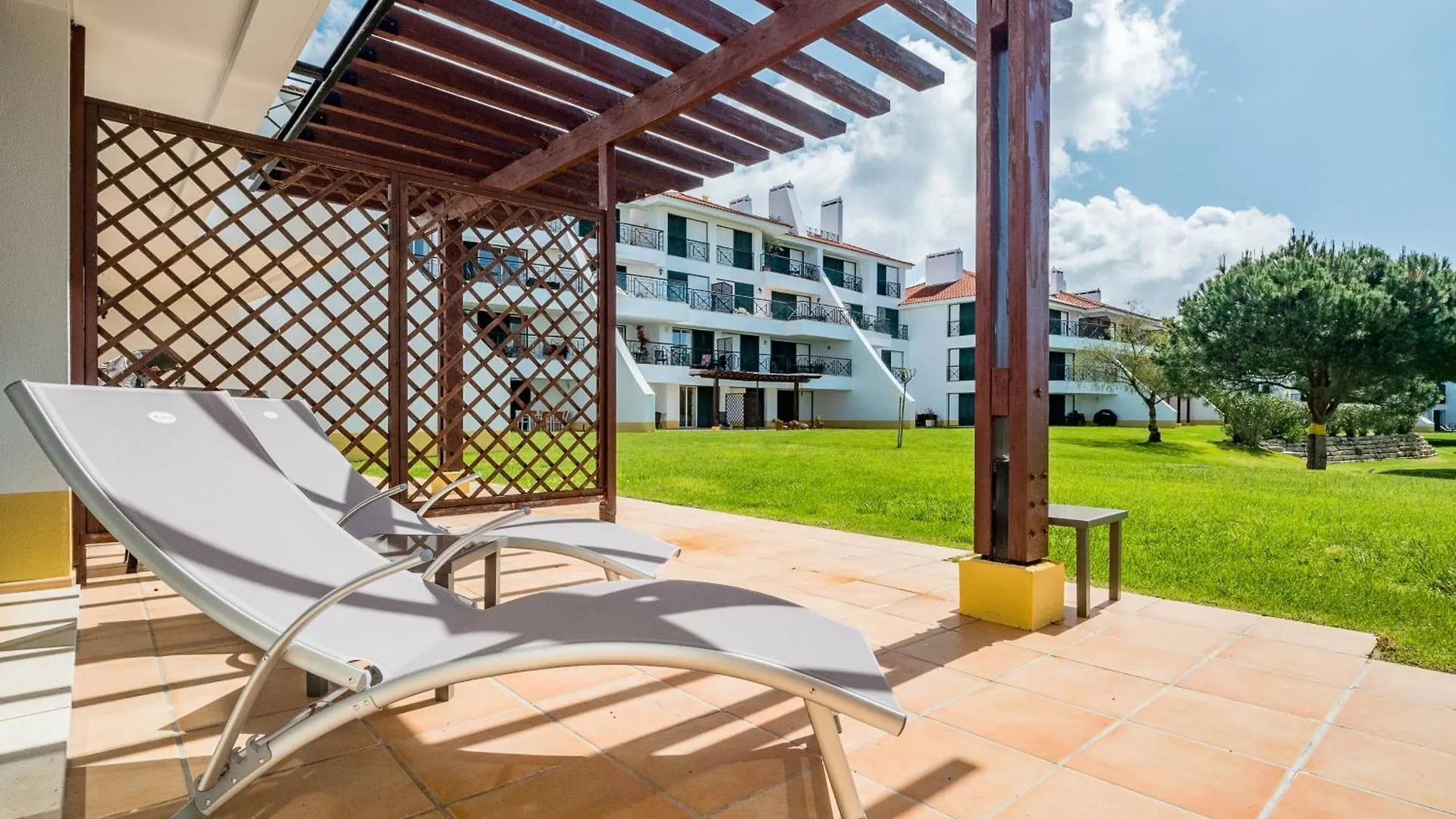 Stylish 2Br Ground Floor Apartment In Vila Sol, Direct Garden And Poolside Acces Quarteira